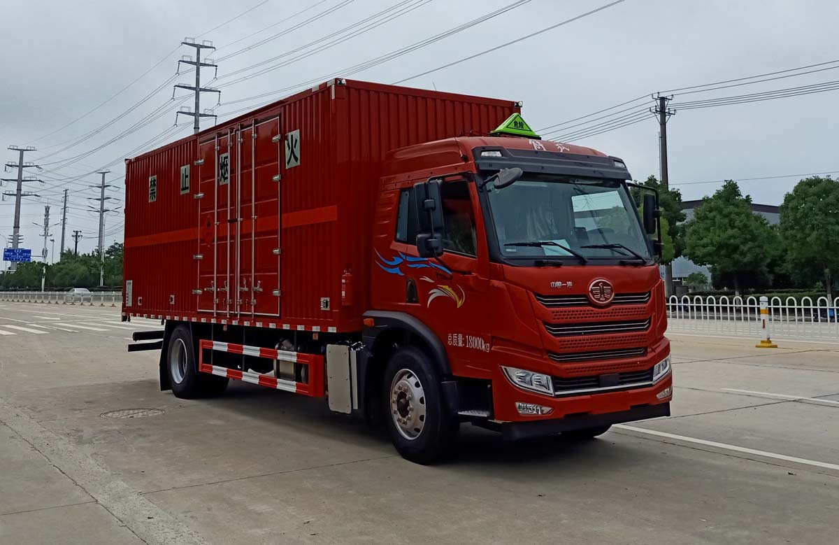 楚飞牌CLQ5180XRQ6CA型易燃气体厢式运输车